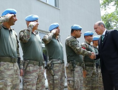 Ανασφάλεια Ρ.Τ.Ερντογάν: Αφαίρεσαν τα πιστόλια από στρατοχωροφύλακες που θα χαιρετούσε